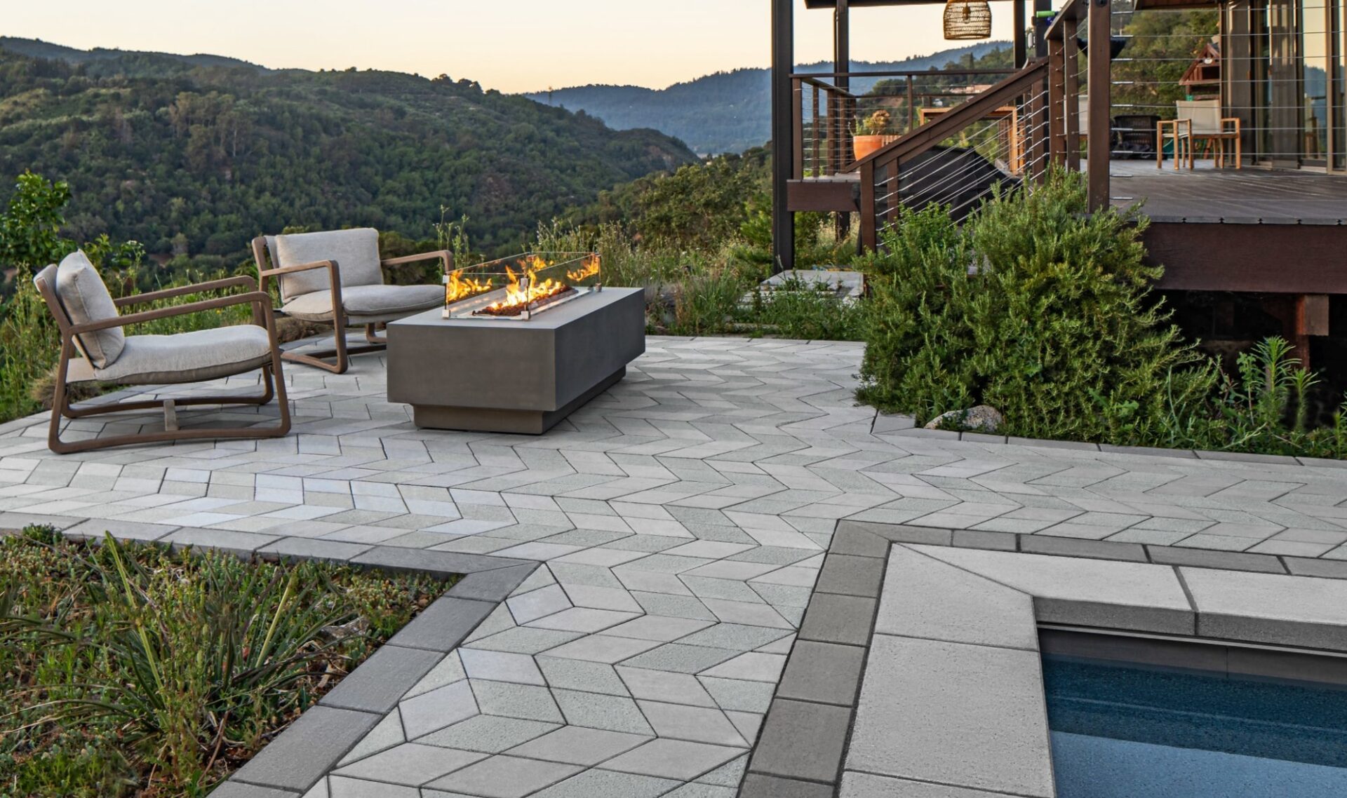 Allée, coin feu, patio et bordure de piscine en pavé uni dans les Laurentides - Pavé et Aménagement Platinum